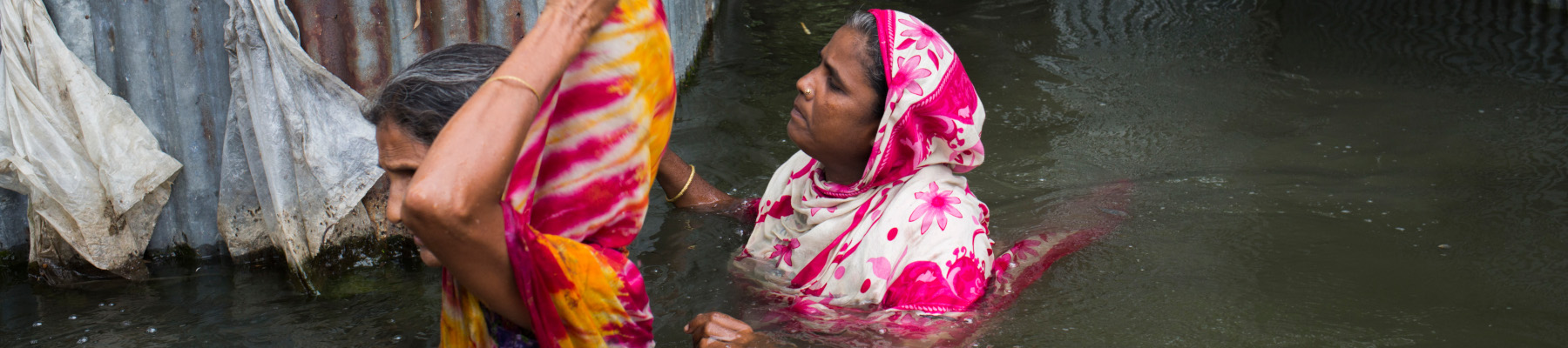 Frau rettet sich vor Hochwasser in Bangladesh