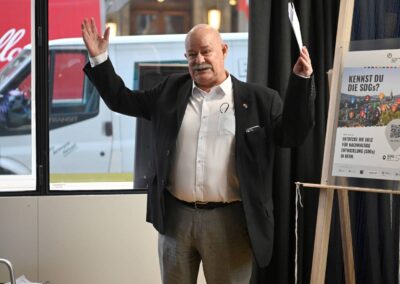 Robert Hilty, Vizepräsident Gesellschaft Schweiz-Uno, vor Plakat des SDG Walk