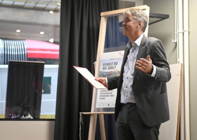 Stadtpräsident Alec von Graffenried vor Plakat des SDG Walk.
