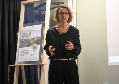 Tatjana von Steiger, Wyss Academy, vor Plakat des SDG Walk