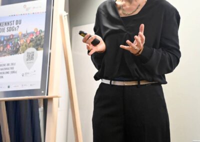 Tatjana von Steiger, Wyss Academy, vor Plakat des SDG Walk