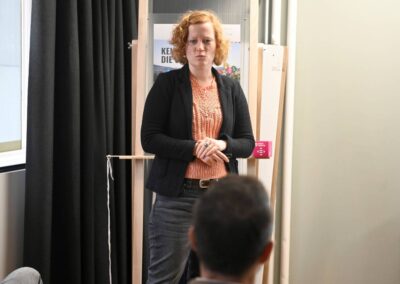 Karin Spori, Geschäftsführerin von foodwaste.ch vor Platkat des SDG Walk