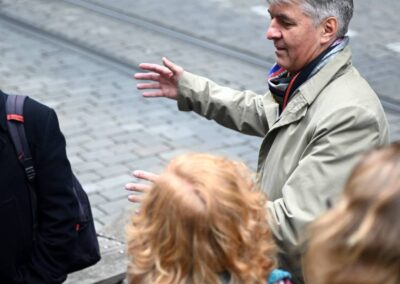 Alec von Graffenried auf dem geführten Rundgang des SDG Walk, spricht zur Gruppe.