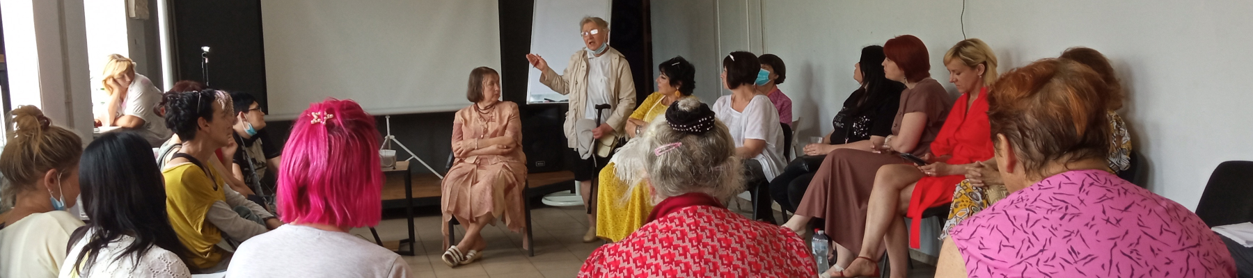 Ukrainische Frauen sitzen im Kreis und diskutieren