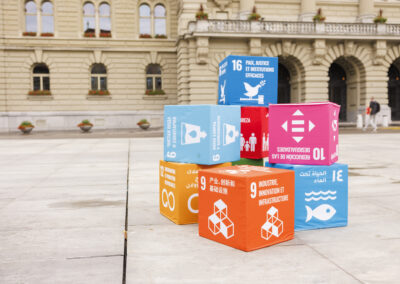 Auf dem Bundesplatz stehen mehrere SDG-Würfel gestapelt.