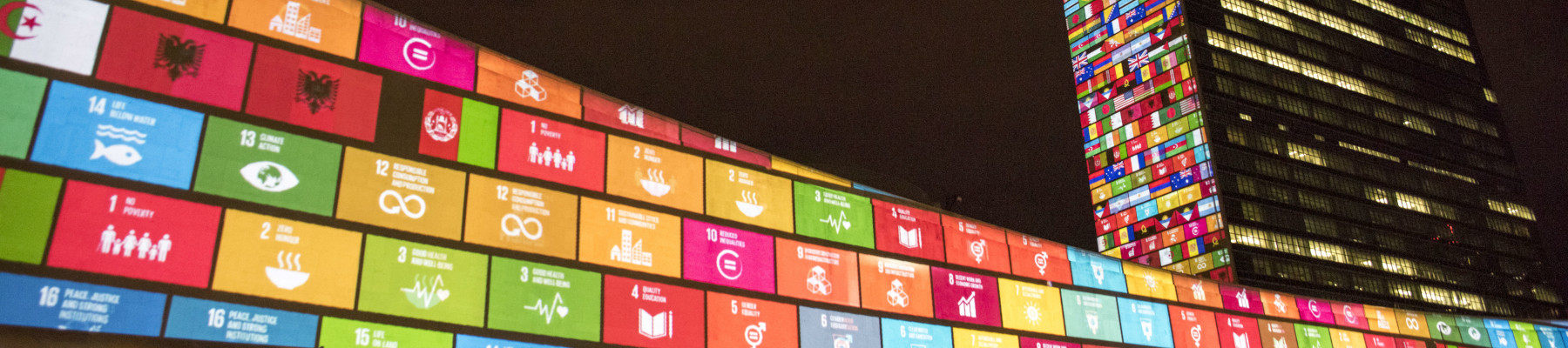 Die SDG-Icons bei Nacht aufs UNO-Hauptgebäude projiziert.