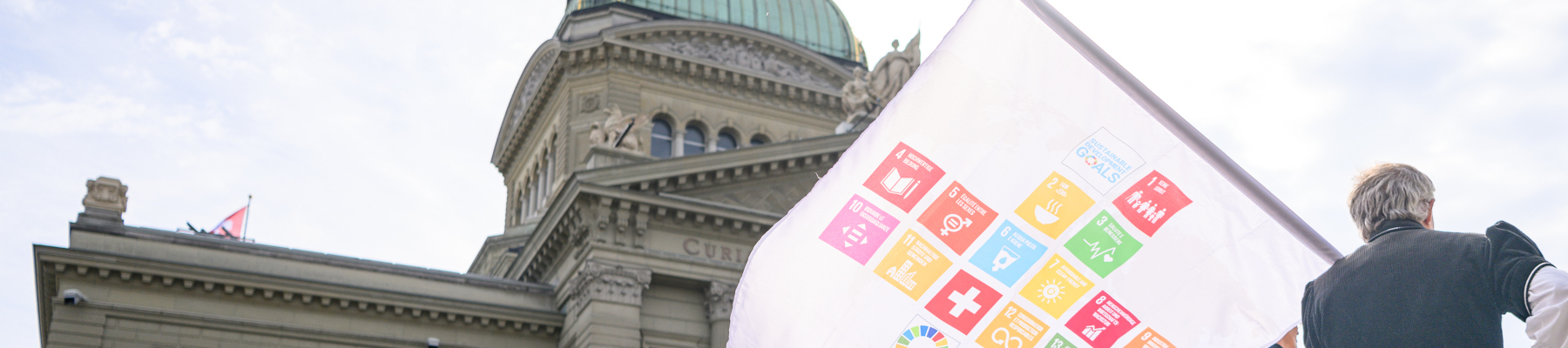 SDG Fahne vor dem Bundeshaus